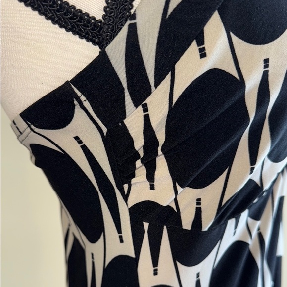 Stylish Black and White Halter Dress - Picture 4 of 11